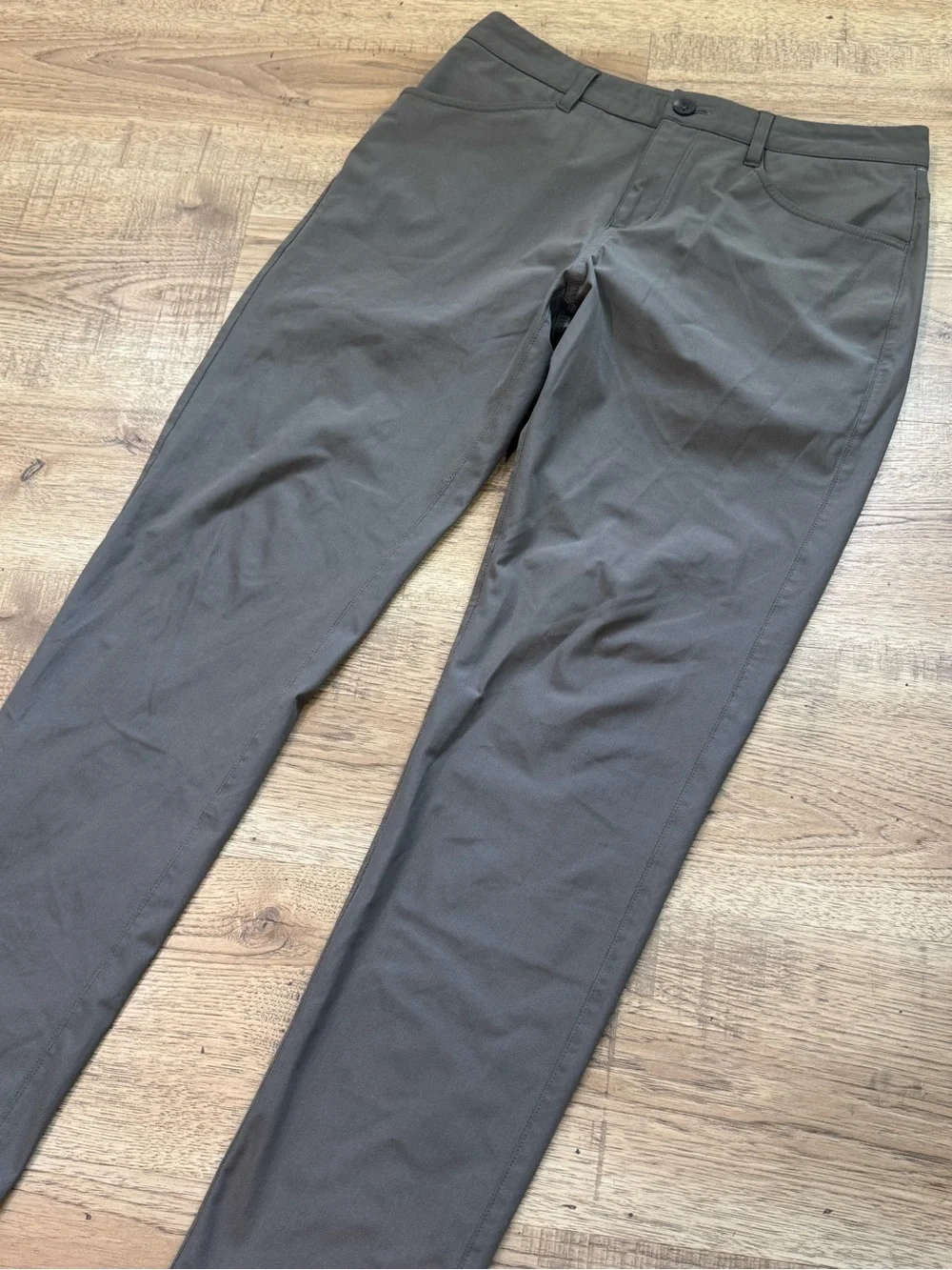 Vuori Men's Slim Chino Pants in Dark Gray